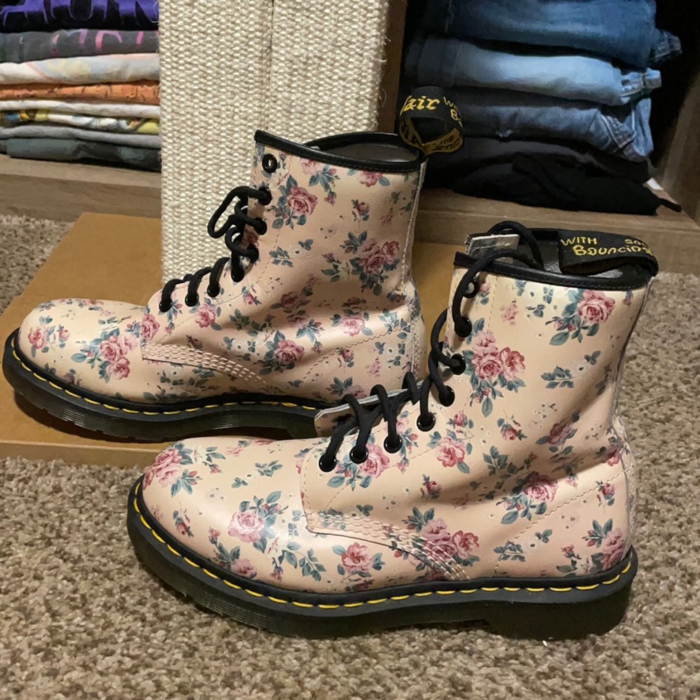 floral doc martens! size 7 womens.